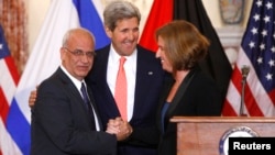 Chief Palestinian negotiator Saeb Erekat (L-R), U.S. Secretary of State John Kerry and Israel's Justice Minister Tzipi Livni shake hands at the end of talks in Washington, July 30, 2013. 