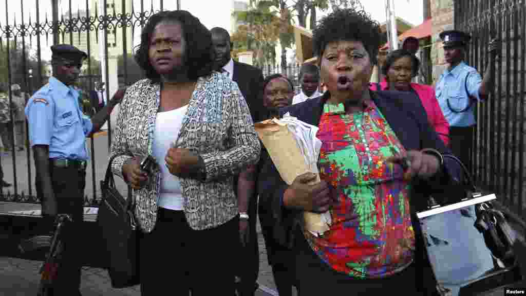 Des membres du parlement du Kenya, Gladys Wanga, à gauche, et Christine Mbaya quittent l&#39;Assemblée nationale pour protester contre l&#39;adoption d&#39;une loi nouvelles anti-terroriste dans la capitale kényane, Nairobi, le 18 décembre 2014.