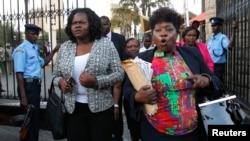 Dua anggota DPR Kenya melakukan protes menentang disetujuinya UU antiterorisme yag dianggap kontroversial di Nairobi, Kenya (18/12/2014). 