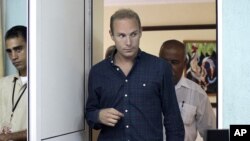 Jens Aron Modig llega a la conferencia de prensa en La Habana, en la que declaró que el accidente en el que murió el disidente Oswaldo Payá no fue provocado.