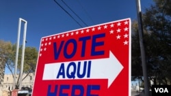 Letrero a las afueras de un centro de votación en El Paso, Texas. Noviembre 5, 2018. (Foto: Celia Mendoza - VOA)