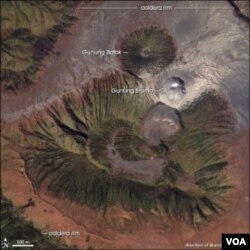 Gambar kawah Gunung Bromo dan Gunung Batok di ambil dari atas (foto: NASA)