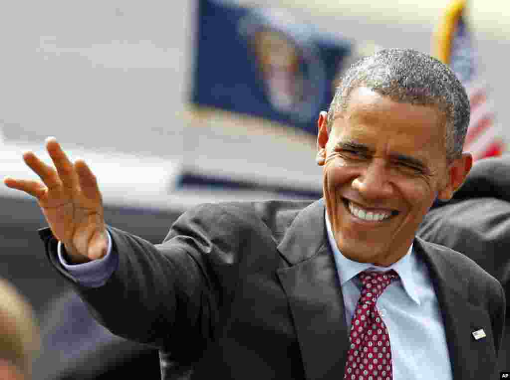 Le pr&eacute;sident Obama saluant la foule &agrave; son arriv&eacute;e &agrave; l&#39;a&eacute;roport de Charlotte