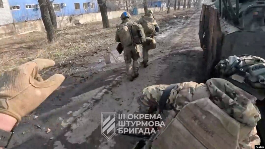 Ukrajinski vojnici izlaze iz vojnog vozila na lokaciji koja se zove Avdiivka, oblast Donjecka