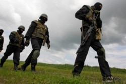 Members of the "Donbass" self-defence battalion take part in a training at a base of the National Guard of Ukraine near Kiev June 2, 2014. REUTERS/Valentyn Ogirenko (UKRAINE - Tags: MILITARY POLITICS) - RTR3RTVX