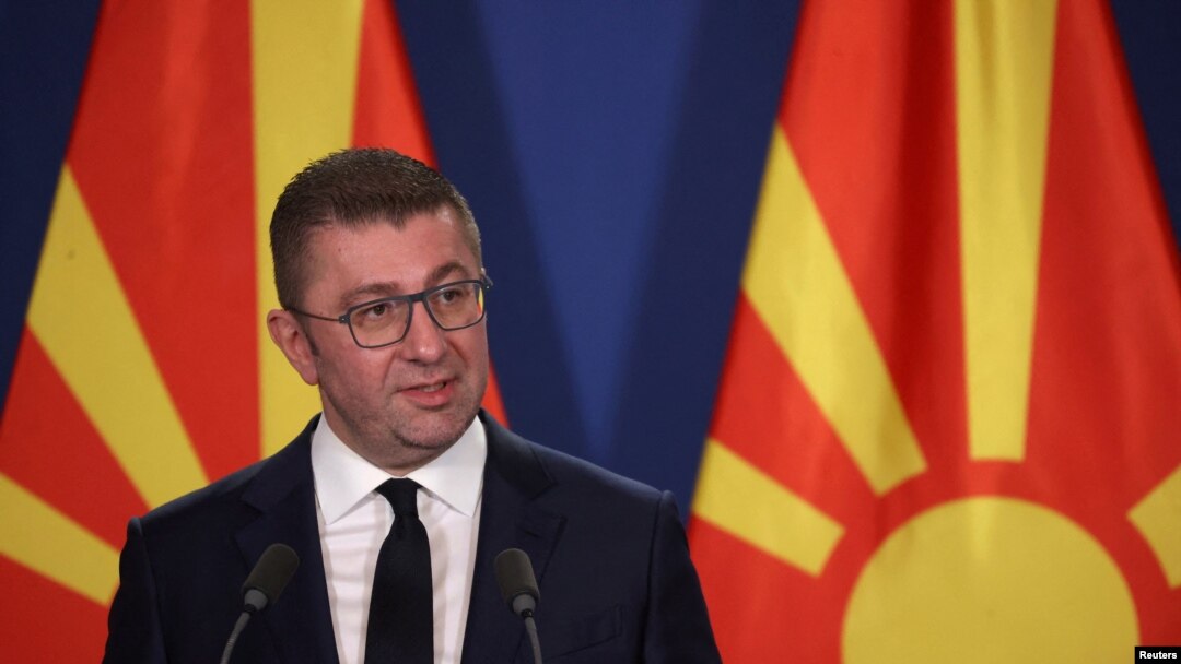 Премиерот на Северна Македонија Христијан Мицкоски зборува за време на заедничката прес-конференција со унгарскиот премиер Виктор Орбан во Будимпешта, Унгарија, 4 март 2025 година.