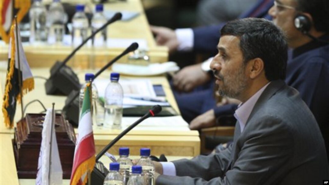 President Iran Mahmoud Ahmadinejad berpidato dalam Konferensi Internasional Pertarungan Global Melawan Terorisme di Tehran, Iran (25/7/2011). Dalam laporan tahunannya, AS menuduh Iran banyak mendukung terorisme global pada tahun 2012.
