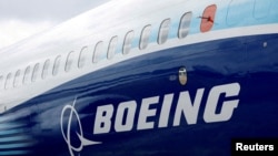 Logo kompanije Boeing na avionu 737 MAX na međunarodnoj avijatičarskoj izložbi u Farnboroughu u Velikoj Britaniji, 20. jula 2022. (Reuters/Peter Cziborra)