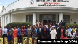 Les bénéficiaires d’un don pour une sensibilisation contre le VIH au siège de l’ONG Synergies Africaines à Yaoundé, le 13 novembre 2019. (VOA/Emmanuel Jules Ntap)