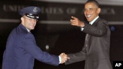 图为奥巴马总统8月4日从家乡芝加哥乘坐空军一号抵达马里兰州的安德鲁空军基地时听媒体和空服人员为他唱生日歌