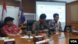 Diskusi soal intoleransi dan radikalisme di kantor Komisi Nasional Hak Asasi Manusia (Komnas HAM) di Jakarta, Senin (15/5). (VOA/Fathiyah Wardah)