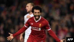 Gelandang Liverpool, Mohamed Salah, merayakan gol ketujuh mereka dalam pertandingan UEFA Champions League Group E antara Liverpool dan Spartak Moscow di Anfield di Liverpool, Inggris barat laut, 6 Desember 2017. (Foto: dok).