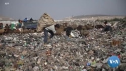 Des enfants vivent de la fouille des poubelles à Idleb, en Syrie