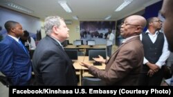 Mike Hammer, ntoma ya Etats-Unis (na katikati) na masolo na bato basusu na ambassade ya Etats-Unis, Kinshasa, 11 juin 2019. (Facebook/Ambassade ya USA)