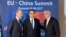 리커창(가운데) 중국 총리와 장클로드 융커(오른쪽) 유럽연합(EU)집행위원장, 도날트 투스크 EU정상회의 상임의장이 2일 벨기에 브뤼셀 회담 현장에서 기념사진을 찍고 있다. 