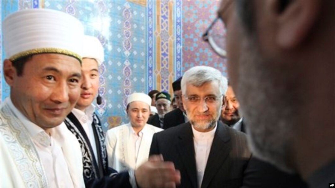Perunding nuklir Iran, Saeed Jalili (tengah, baju hitam), melakukan shalat Jumat di Masjid Almaty, Kazakhstan saat waktu istirahat perundingan nuklir (5/4). 