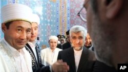 Perunding nuklir Iran, Saeed Jalili (tengah, baju hitam), melakukan shalat Jumat di Masjid Almaty, Kazakhstan saat waktu istirahat perundingan nuklir (5/4). 