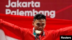 Eko Yuli Irawan, Peraih Medali Emas Asian Games ke-18 untuk cabang olah raga Angkat Besi Pria 62 kg Group A, 21 Agustus 2018. (Foto: Reuters).