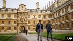 Mahasiswa sedang melintas di kampus Universitas Cambridge di Cambridge, timur Inggris, 14 Maret 2018. (Foto: AFP)