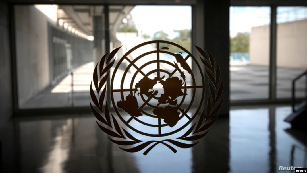 El emblema de las Naciones Unidas se ve en una ventana en un pasillo vacío en la sede de las Naciones Unidas en Nueva York.