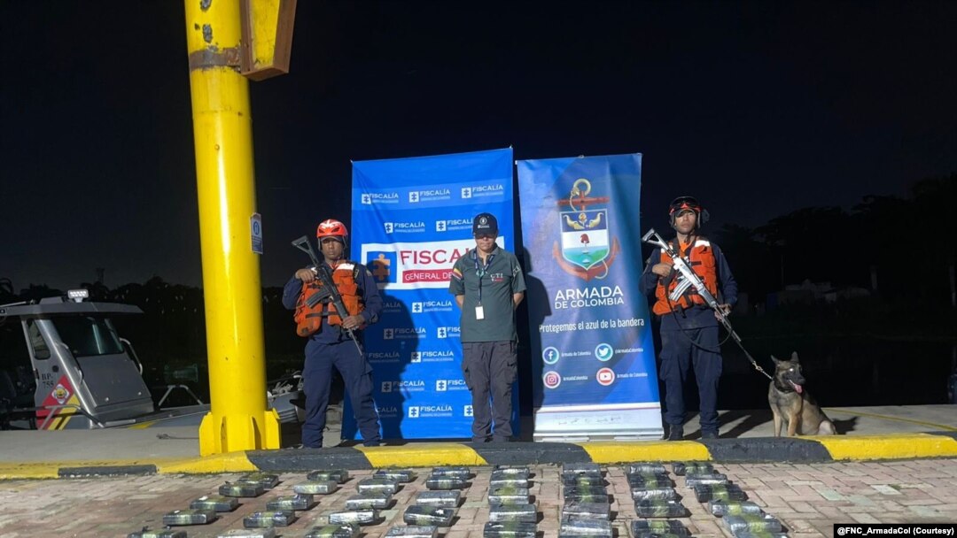 Kolombiya Deniz Kuvvetleri’ne bağlı birimler, 26 Ekim gecesi Barranquilla limanının terminallerinden birinde bir kargo gemisine gizlenmiş 54 kilogram kokain ele geçirdi.