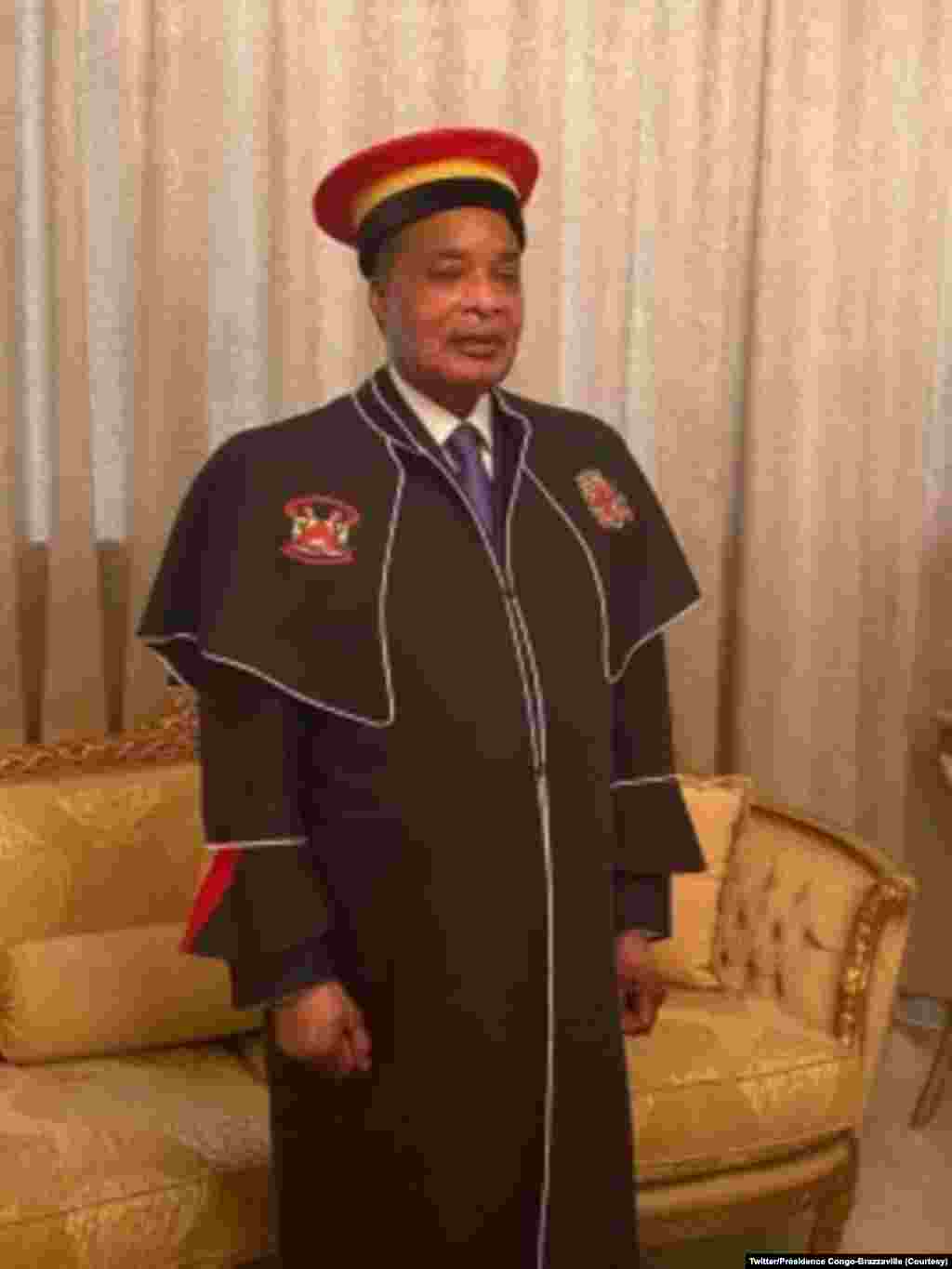 Pr&#233;sident Denis Sassou na bato basusu nsima na kozwa mbano ya Docteur Honoris Causa ya Universit&#233; Marien Ngouabi na Palais ya Congr&#232;s, Brazzaville, 12 novembre 2020. (Twitter/Pr&#233;sidence Congo-Brazzaville)