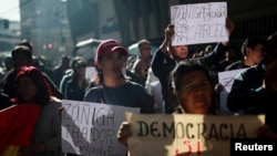 Los partidarios del presidente de Bolivia, Luis Arce, participan en una manifestación después de un fallido intento de golpe de Estado por parte de las fuerzas armadas bolivianas en la Paz, Bolivia, el 28 de junio de 2024.