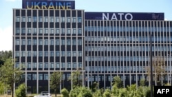 11-12 Temmuz tarihlerinde yapılacak NATO Zirvesi'nden birkaç gün önce Litvanya'nın başkenti Vilnius'ta NATO Zirvesi alanında binalara asılı "Ukrayna" ve "NATO" yazılı pankartlar görülüyor- 9 Temmuz 2023