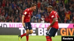 Thomas Mueller , à gauche, et Jerome Boateng du Bayern Munich jubilent après un but , Allemagne, le 24 août 2018.