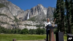 Presiden AS Barack Obama berbicara di Jembatan Sentinel, di depan Yosemite Falls, air terjun tertinggi di Taman Nasional Yosemite, California (18/6). (AP/Jacquelyn Martin)