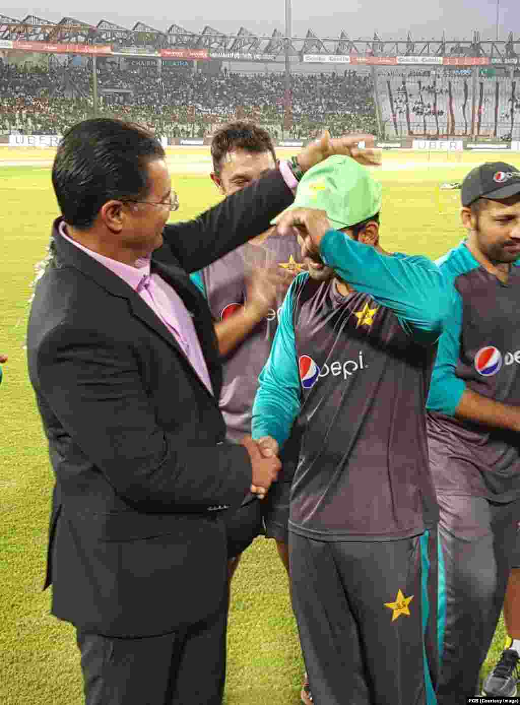 آصف علی کو ڈیبیو کیپ پاکستان کے سابق کپتان اور بورے والا ایکسپریس وقار یونس نے دی۔