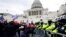 Сторонники Трампа пытаются прорваться к зданию Капитолия. 6 января 2020.