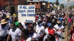 Haiti police protest in Port au Prince, Sunday, Oct 27, 2019. Poster says “19,000 (about 1,900 US dollars) Gourdes cannot support a family." (Matiado Vilme / VOA Creole)