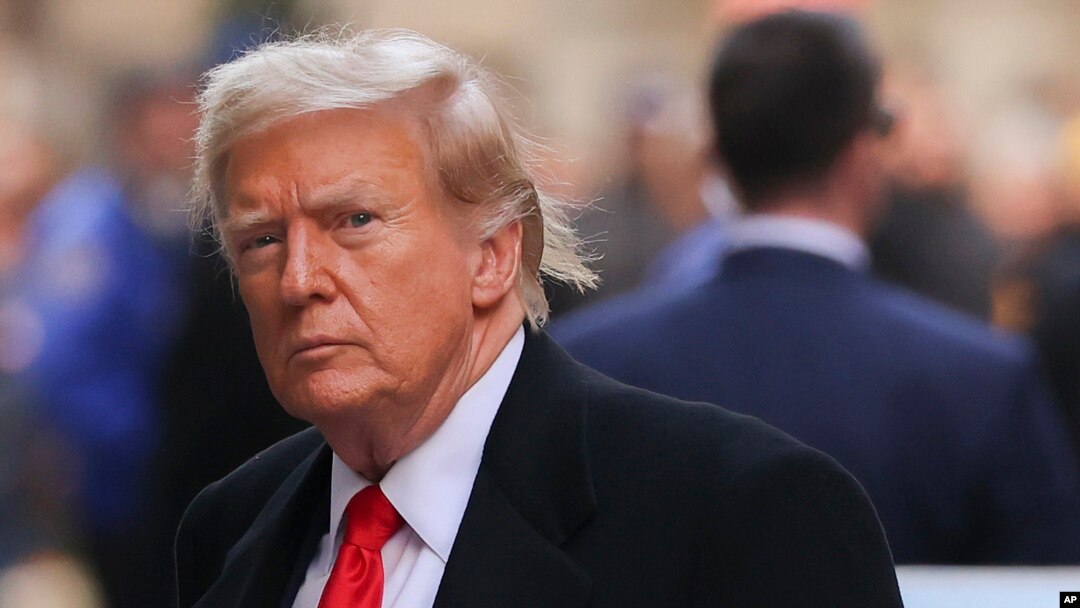 El expresidente Donald Trump llega a una conferencia de prensa en el número 40 de Wall Street después de una audiencia previa al juicio en el tribunal penal de Manhattan, el lunes 25 de marzo de 2024, en Nueva York.