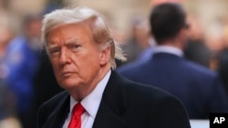 El expresidente Donald Trump llega a una conferencia de prensa en el número 40 de Wall Street después de una audiencia previa al juicio en el tribunal penal de Manhattan, el lunes 25 de marzo de 2024, en Nueva York.