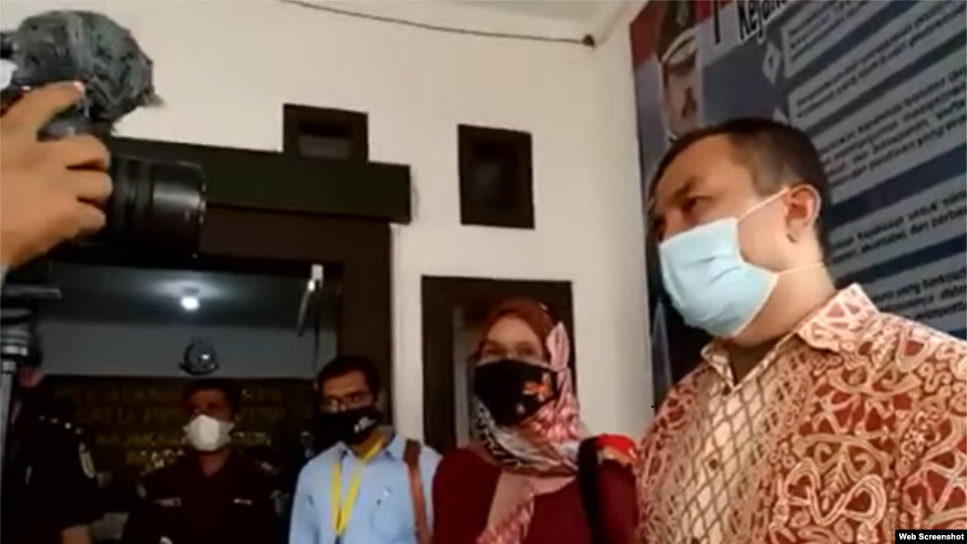 Dosen Universitas Syiah Kuala Saiful Mahdi saat di Kejaksaan Negeri Banda Aceh pada Kamis, 2 September 2021 (Tangkapan Layar/YouTube Changeorg Indonesia).