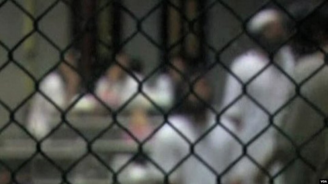 Para tahanan di penjara militer Amerika di Teluk Guantanamo, Kuba.