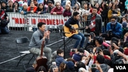 Band NOAH tampil di hadapan pengunjung festival 'Made in Indonesia' di Washington, DC. (VOA/Christian Arya Winata)