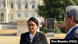 Menteri Luar Negeri Indonesia, Retno Marsudi (kiri) bersama Duta Besar Indonesia dan berkuasa penuh di Amerika Serikat, Budi Bowo Leksono di depan Gedung DPR AS, Capitol Hill, 4 April 2017. (Foto: VOA/Eva)