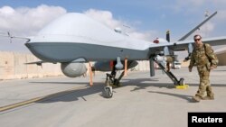 Militer AS mengoperasikan MQ-9 Reaper drone, di pangkalan udara Kandahar, dalam perang melawan Taliban di Afghanistan (foto: ilustrasi). 