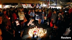 Un membre de la communauté française allument des bougies à Sydney, Australie, le 15 juillet 2016.