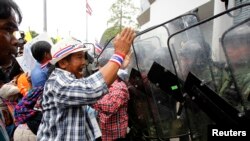 Para petani berunjuk rasa di depan kantor sementara PM Thailand Yingluck Shinawatra di Bangkok, 17 Februari 2014.