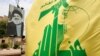 Una bandera de Hezbolá ondea junto a un retrato del líder la organización Sayyed Hassan Nasrallah, en las calles de Sidon, Líbano, el 7 de julio de 2020.