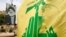 Una bandera de Hezbolá ondea junto a un retrato del líder la organización Sayyed Hassan Nasrallah, en las calles de Sidon, Líbano, el 7 de julio de 2020.