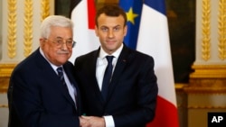 Presiden Palestina Mahmoud Abbas (kiri) bertemu Presiden Perancis Emmanuel Macron di istana Elysee, Paris (foto: dok). 