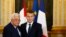 Le président français Emmanuel Macron, à droite, serre la main du président palestinien Mahmoud Abbas lors d'une conférence de presse conjointe à l'Elysée après leurs entretiens à Paris, vendredi 22 décembre 2017. (AP Photo / François Mori, Piscine)