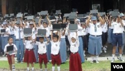 Sebanyak 281 laptop buatan siswa SMK di Solo dibeli oleh pemerintah kota Solo dan dibagikan kepada ratusan siswa di kota Solo (2/1).