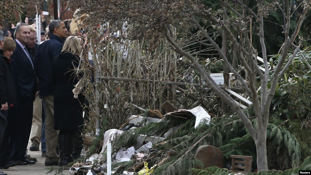 Presiden AS Barack Obama saat meninjau kawasan yang hancur akibat badai Sandy di Staten Island, New York City (15/11). Obama mengajukan dana rekonstruksi pasca bencana sebesar $60,4 milyar.