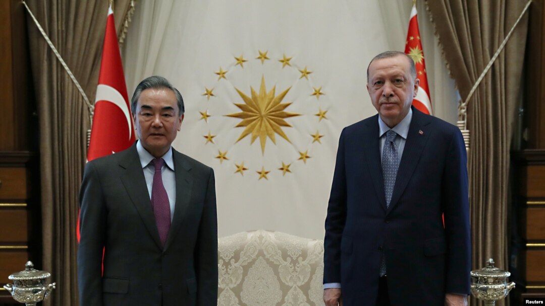 Çin Komünist Partisi Merkez Komitesi Politbüro Üyesi ve Dışişleri Merkez Komisyonu Direktörü Wang Yi, 25 Mart 2021'de Cumhurbaşkanı Recep Tayyip Erdoğan'la görüşmüştü. Wang Yi, Çin Dışişleri Bakanı Qin Gang’ın görevden alınmasıyla dışişleri bakanı olarak da görevlendirildi.  