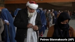 Người Afghanistan nhận tiền từ WFP. 